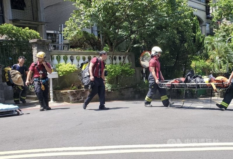 台北市1名男工人18日在內湖區山坡地執行摘除蜂窩作業時受困樹上,消防局獲報派員前往救援,男工人救下後已無呼吸心跳,緊急送醫搶救。(翻攝照片)中央社記者黃麗芸傳真 114年6月18日