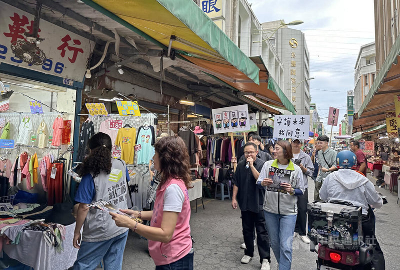 大罷免將進入第3階段,花蓮縣議會民進黨團18日公布首波「罷傅文宣」,隨後到花蓮市復興市場宣傳罷免、發放文宣。中央社記者李先鳳攝 114年6月18日