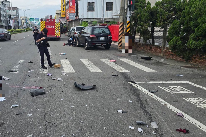 台南市麻豆區18日上午發生自小客車與機車碰撞事故,警消初步調查,機車疑為女兒騎車搭載母親,2人命危送醫,自小客車駕駛人49歲康姓女子未受傷。(讀者提供)中央社記者楊思瑞台南傳真 114年6月18日