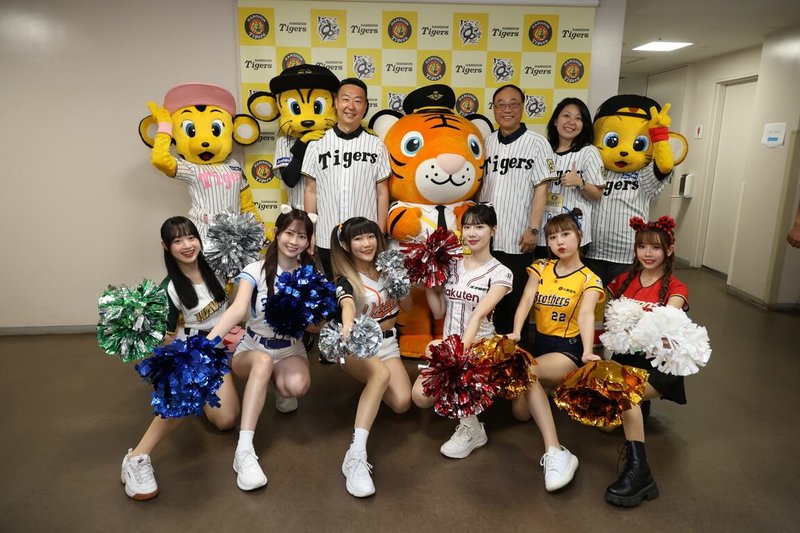 交通部觀光署攜手台灣虎航、阪神電鐵及阪神虎球團舉辦第7屆台灣日活動,交通部長陳世凱(後排左)與中華職棒啦啦隊前往阪神甲子園球場,推廣台灣觀光。(觀光署提供)中央社記者余曉涵傳真 114年6月18日