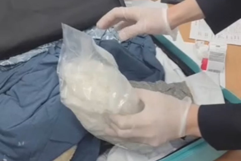 內政部警政署航空警察局18日表示,1名加拿大籍女子接受販毒集團招待,首次來台就是假借觀光名義運毒,查驗人員在其託運行李箱中查獲第三級毒品愷他命35.11公斤。(航空警察局提供)中央社記者吳睿騏桃園機場傳真 114年6月18日