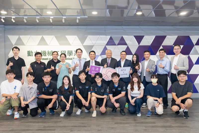 台灣西門子軟體工業公司18日透過台灣代理商兆水科技公司,捐贈價值新台幣1.6億元的AI軟體給國立清華大學動力機械工程學系,用於培育新世代AI工程人才。(清大提供)中央社記者魯鋼駿傳真 114年6月18日