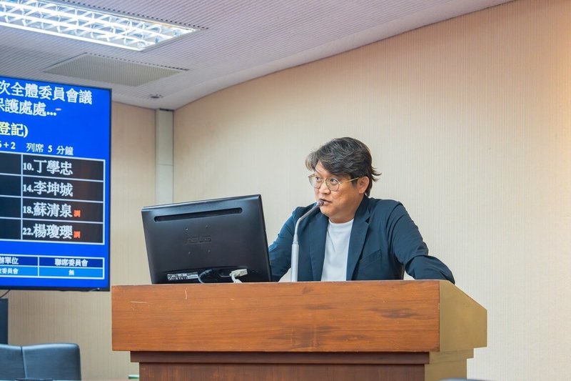 國民黨立委黃建賓(圖)18日在立法院內政委員會質詢時表示,媒體報導宜蘭縣蘇澳鎮朝陽里大南澳台拓地試辦「重啟公地放領」,中央必須一視同仁,在台東重啟公地放領,落實土地正義。(黃建賓台東服務處提供)中央社記者盧太城台東傳真 114年6月18日