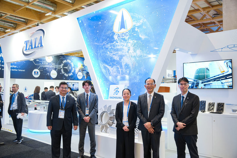 漢翔航空工業公司繼4月啟用新建岡山廠區鍛造廠後,近日並參加「巴黎國際航空太空展」(Paris Air Show),展現高雄廠生產的航空發動機零組件,同步亮相多項自主研發的創新產品。(高雄市經發局提供)中央社記者林巧璉傳真 114年6月18日