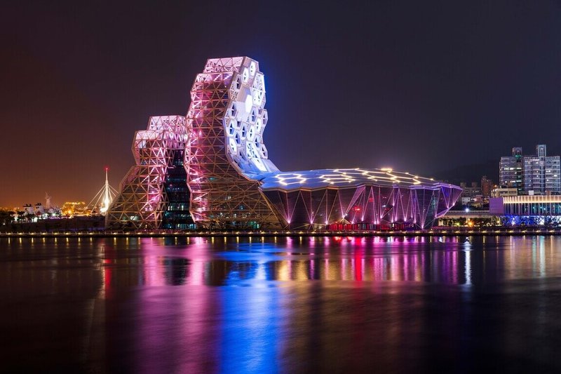 旅遊業者Agoda指出,根據今年前5月的預訂數據,台灣在亞洲最受歡迎的單晚住宿目的地中表現亮眼,台北、高雄分別名列第3、第8名。圖為高雄流行音樂中心。(Agoda提供)中央社記者余曉涵傳真 114年6月18日