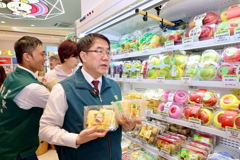 台南產地直送金鑽鳳梨截切鮮果盒,預定於全台7-ELEVEN門市限量上架1萬5000盒,市長黃偉哲(前)18日在安平區7-ELEVEN亞萬門市出席記者會宣傳。(台南市政府提供)中央社記者張榮祥台南傳真 114年6月18日