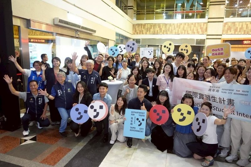 台北市長蔣萬安(前右4)18日出席青年局成立1週年茶會,肯定青年局1年來積極推動許多政策,並表示將持續規畫,協助台北青年未來發展注入創新與多元。(台北市政府提供)中央社記者楊淑閔傳真 114年6月18日