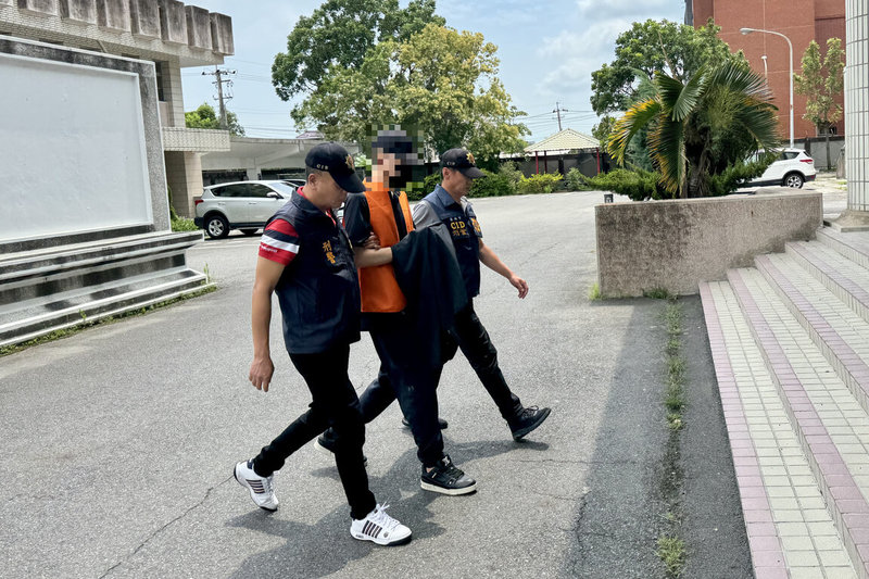 前台南市副市長顏純左的么兒顏大鈞(中)疑似以投資為名吸金、借款,積欠大筆債務後失聯,17日晚間遭警方查獲,18日到台南市警察局刑事警察大隊接受調查。(讀者提供)中央社記者楊思瑞台南傳真 114年6月18日