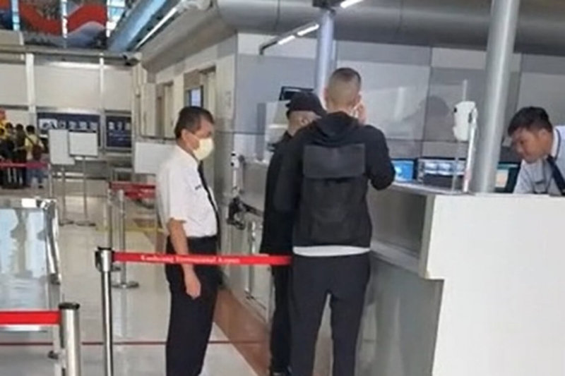 前台南市副市長顏純左的么兒顏大鈞(左2戴帽者)疑以投資為名吸金、借款,積欠大筆債務後失聯,曾被目擊現身高雄小港機場但未成功出境。(讀者提供)中央社記者楊思瑞台南傳真 114年6月18日