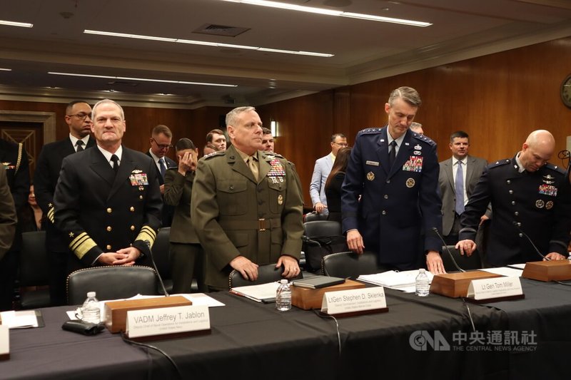 美國聯邦參議院撥款委員會「軍事設施、退伍軍人事務及相關機構小組」17日舉行年度預算聽證會,陸戰隊主責軍事設施及後勤的副司令斯卡倫卡(前排右3)等軍方官員出席。中央社記者鍾佑貞華盛頓攝 114年6月18日