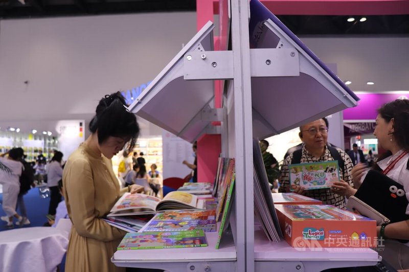 第31屆「北京國際圖書博覽會」今天上午登場。台灣館參觀、洽談人潮絡繹不絕。圖為在台灣館駐足參觀的民眾。中央社記者呂佳蓉北京攝 114年6月18日