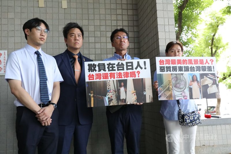 高雄市鼓山區一間日式飯糰店與房東間糾紛延燒,張姓老闆娘(右起)與丈夫樋口先生18日在律師等人陪同下赴高雄地檢署提告,2人表示,「台灣是有法律的地方」,法律應對房東做出制裁,盼未來不要再發生類似事件。中央社記者張已亷攝 114年6月18日