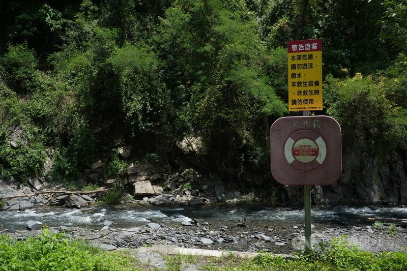 屏東縣政府雖在三地門鄉海神宮周邊多處設置危險水域、嚴禁戲水告示,仍難以防範遊客闖入戲水。中央社記者黃郁菁攝 114年6月18日