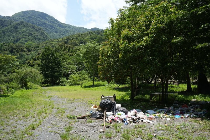 屏東縣三地門鄉海神宮日前發生戲水3死案,也意外曝光遊客亂丟垃圾問題。當地地主盼能成立協會,若正式由地主經營便能作垃圾分類管理,公所會定期前往清理。中央社記者黃郁菁攝 114年6月18日