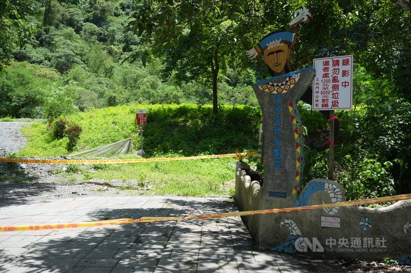 茂林國家風景區管理處過去曾有意將海神宮納入管理,最終因地主意見不同告吹,在茂管處合約到期後,園區公廁及停車場也停用,部分區域拉起封鎖線封閉。中央社記者黃郁菁攝 114年6月18日