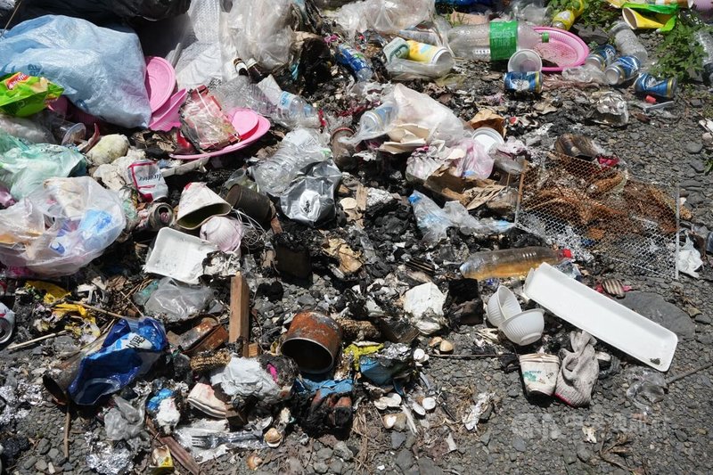 屏東三地門鄉海神宮日前發生3死戲水意外,私有地管理引發關注,也意外曝光遊客亂丟垃圾亂象,不僅沿路可見大包小包垃圾,甚至還有整組烤肉用具,讓居民不堪其擾。中央社記者黃郁菁攝 114年6月18日