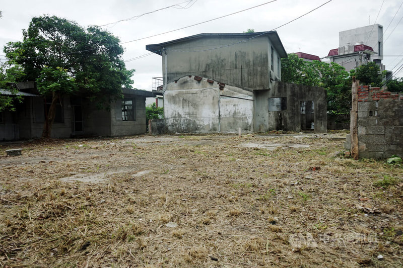花蓮活化廢棄辦公廳舍改建雲基地辦公空間,又編列預算徵收後方土地卻閒置成倉庫,挨批決策太短視;縣府回應,會適當規劃,除雲基地使用,也有討論蓋員工宿舍或縣府第二辦公區。中央社記者張祈攝 114年6月18日