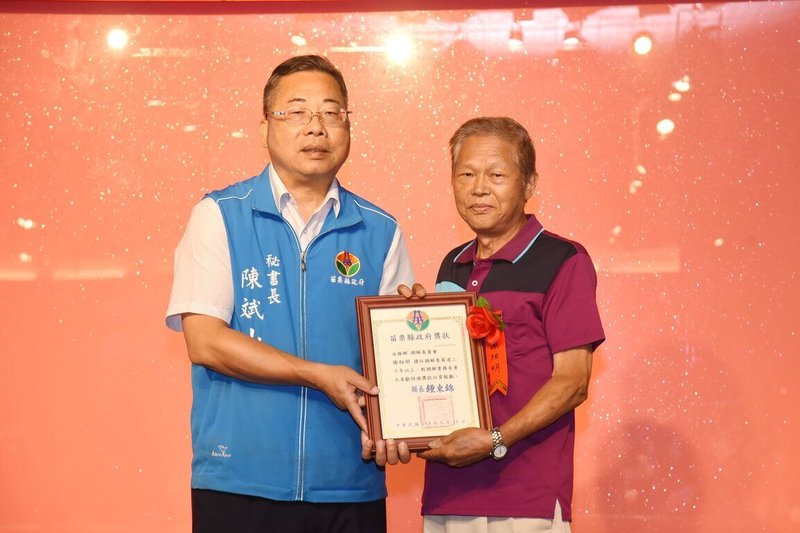 苗栗縣政府18日表揚績優調解委員會及委員,其中造橋鄉調解委員謝相明(右)服務年資達30年,是鄰里眼中熱心又謙虛的「公道伯」。(苗栗縣政府提供)中央社記者管瑞平傳真 114年6月18日