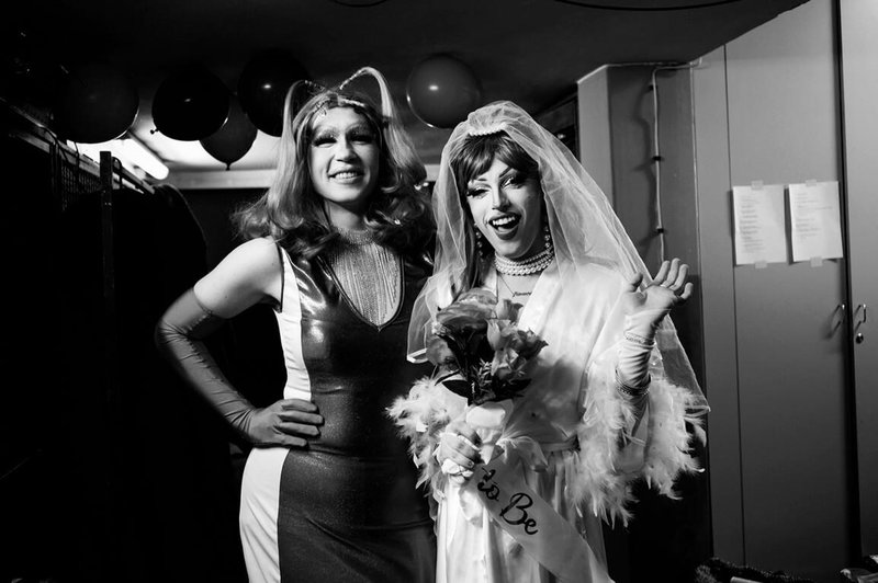 台灣紀實攝影師張雍在波士尼亞首都塞拉耶佛舉辦攝影個展Drag Queens，聚焦變裝文化與社會包容。（駐匈牙利代表處提供）中央社記者劉郁葶布拉格傳真  114年6月18日
