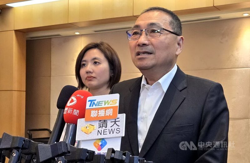 媒體報導,國民黨主席朱立倫17日晚間與新北市長侯友宜會面,為面臨罷免挑戰的新北市藍營立委商討作戰反罷策略。侯友宜(右)18日表示,是希望一起團結努力,讓新北市的立委們能夠繼續為新北市加油。中央社記者黃旭昇新北攝 114年6月18日