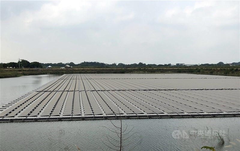 圖為嘉義縣公館滯洪池浮力式太陽光電廠。 (中央社檔案照片)