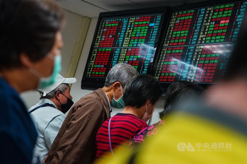 圖為券商看盤投資人熱絡。 (中央社檔案照片)
