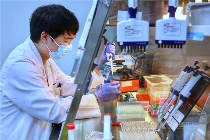 圖為行動基因生技公司台北實驗室,實驗室人員進行檢驗前置作業。 (中央社檔案照片)