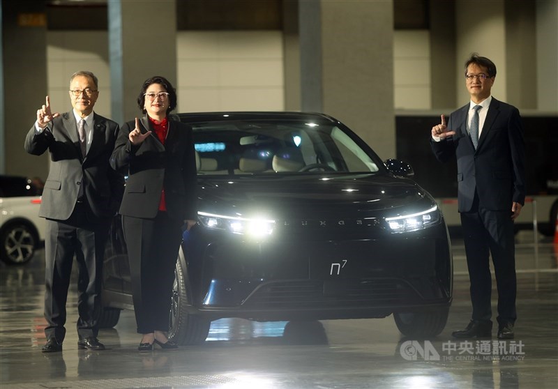 圖為裕隆集團執行長嚴陳莉蓮(中)、LUXGEN董事長左自生(左)、鴻華先進科技總經理李秉彥(右)出席鴻海科技日活動,與LUXGEN n7合影。 (中央社檔案照片)