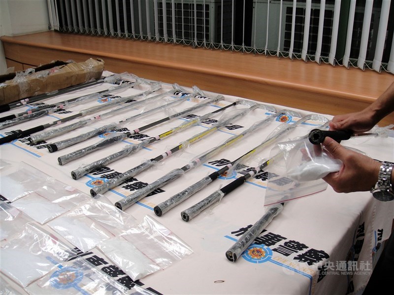 圖為刑事警察局偵破一起利用快遞包裹方式運送高爾夫球桿毒品走私案。 (中央社檔案照片)