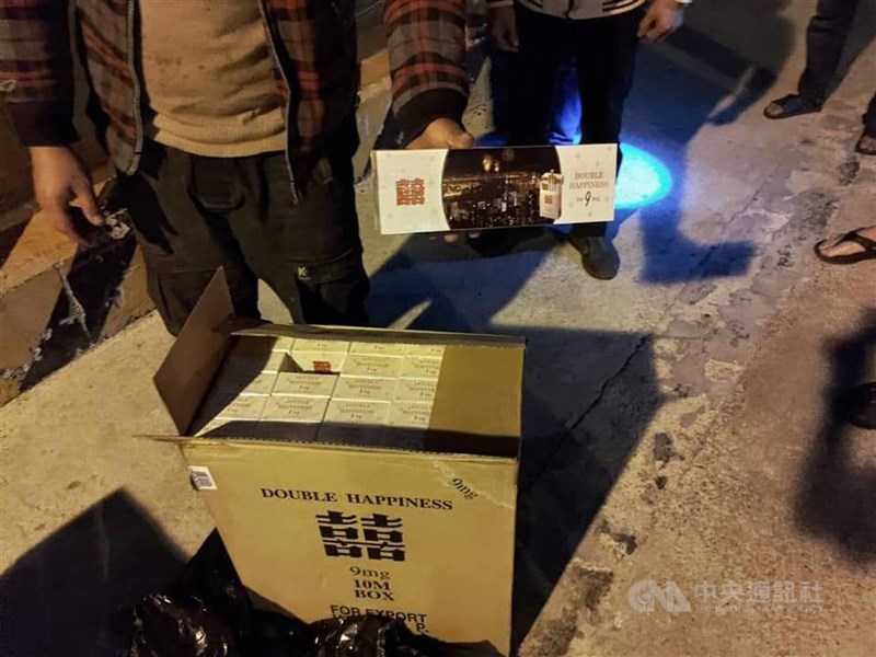 圖為海巡隊與岸巡人員查緝私菸。 (中央社檔案照片)