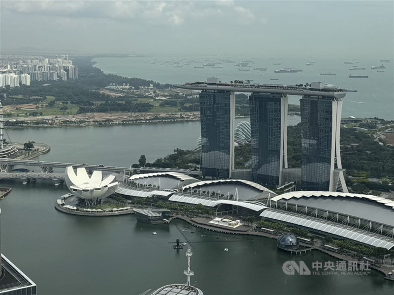 有新加坡物流業者接到中國製造業者詢問如何申請原產地證書,將中國貨偽裝成「新加坡製造」。圖為新加坡濱海灣。(中央社檔案照片)