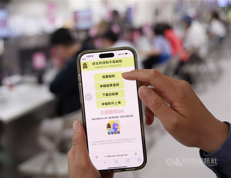 財政部南區國稅局18日表示,尚有約113萬戶未申報綜所稅,提醒民眾善用手機報稅,還可參加抽獎活動。(中央社檔案照片)