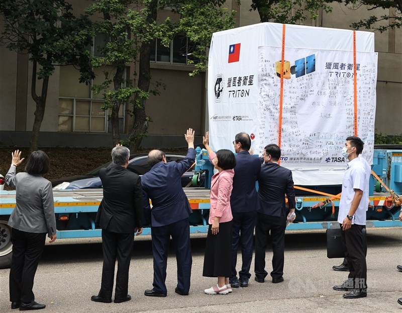 圖為台灣首枚自製氣象衛星「獵風者」從國家太空中心起運,運往法屬圭亞那。 (中央社檔案照片)