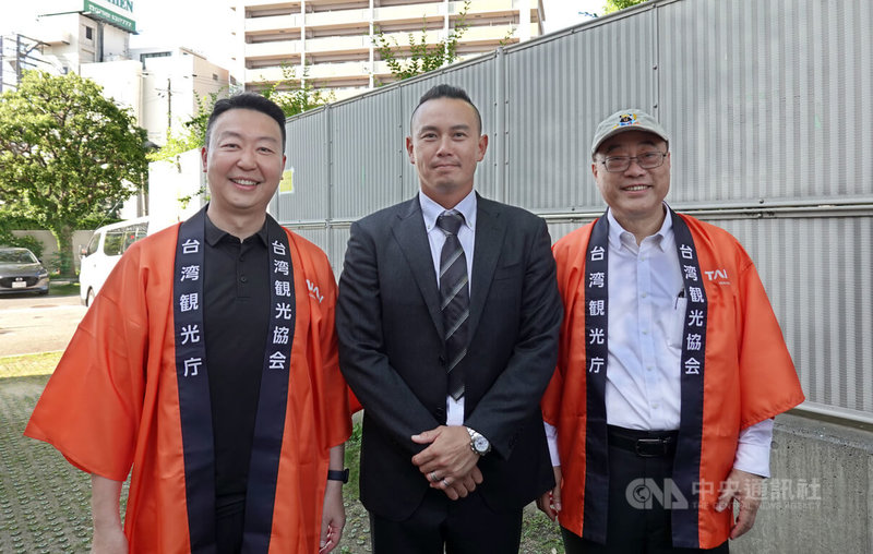 阪神甲子園第7屆「台灣日」活動17日登場,交通部長陳世凱擔任開球嘉賓,與旅日棒球名將蕭一傑(中)、觀光署長周永暉(右1)等共同參與開球儀式。中央社記者楊明珠兵庫攝 114年6月18日
