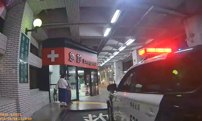 台北市一對黃姓夫妻日前騎車急就醫,機車行進不穩,台北市警察局保安警察大隊第五中隊員警見狀上前關切,發現後座51歲黃男神情痛苦且近昏厥,便主動協助駕車護送,期間交談才知2人竟是警專同期生。(台北市警察局保安警察大隊提供)中央社記者黃麗芸傳真 114年6月18日