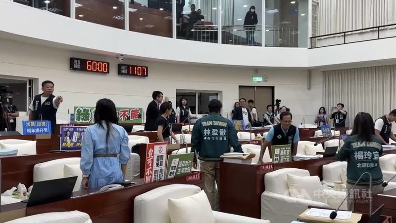 新竹市議會18日進行市政總質詢,民進黨團在聯合質詢時要求國民黨團撤下「反罷免」手舉牌標語,引發雙方口角,議會一度癱瘓約30分鐘。中央社記者魯鋼駿攝 114年6月18日