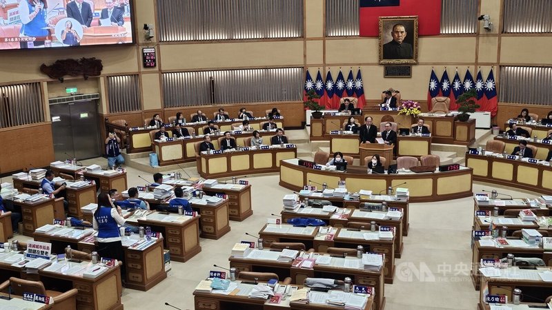 新北市議會18日進行市政總質詢,有議員關切汽車駕駛常因停車位和重機騎士起衝突議題,市長侯友宜(備詢台右)表示,將考慮開放重機停放路邊的2個機車格。中央社記者王鴻國攝 114年6月18日