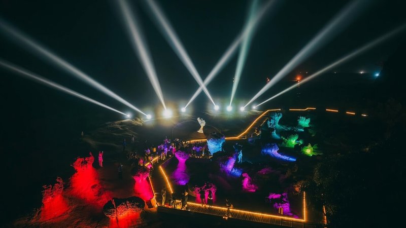 「2025野柳石光夜訪女王」活動28日即將登場,以夜間賞奇岩地景為核心,融合野柳地質景觀、自然資源、海浪與漁火等元素,打造具主題性的光影互動體驗與特效演出。圖為往年活動情形。(北海岸及觀音山國家風景區管理處提供)中央社記者王鴻國攝 114年6月18日