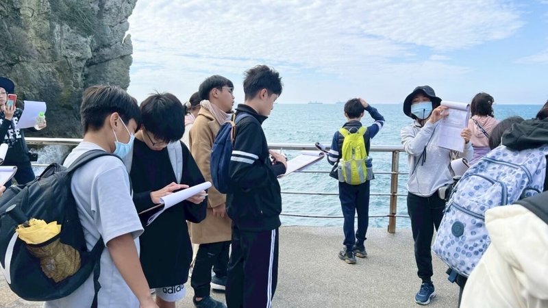 高雄市陽明國中理化科老師翁郁凰與地球科學老師侯依伶合作,以「走訪旗津海岸」教案設計榮獲2025科學探究競賽銀獎,此教案透過實地走訪旗津海岸,讓學生親身體驗物理的波浪、看到沙灘地形等概念。(陽明國中提供)中央社記者林巧璉傳真 114年6月18日