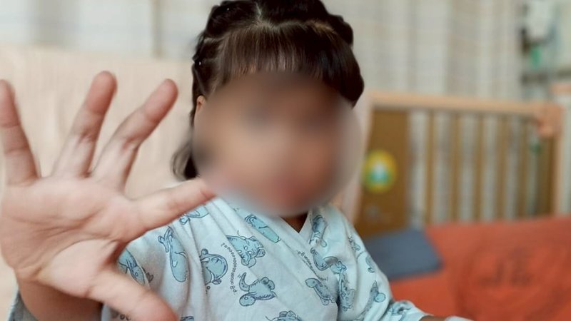 印尼移工尤莉的女兒莫札3歲被診斷出腦癌,透過「關愛之家」協助,才獲開刀治療,如今8歲的她身體健康。(關愛之家提供)中央社記者林秉學傳真 114年6月16日