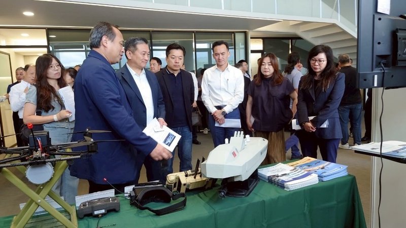 中山科學研究院水面無人艇公開展示18日進入第2天,為迎接立法院外交及國防委員會視察,雷虎表示,由董事長陳冠如(前排左1)簡報Seashark 800無人攻擊艇研發歷程與技術亮點。左起為雷虎科技董事長陳冠如、立委王定宇、陳俊宇、國防部常務次長楊基榮、立委馬文君及林憶君。(雷虎提供)中央社記者潘智義傳真 114年6月18日