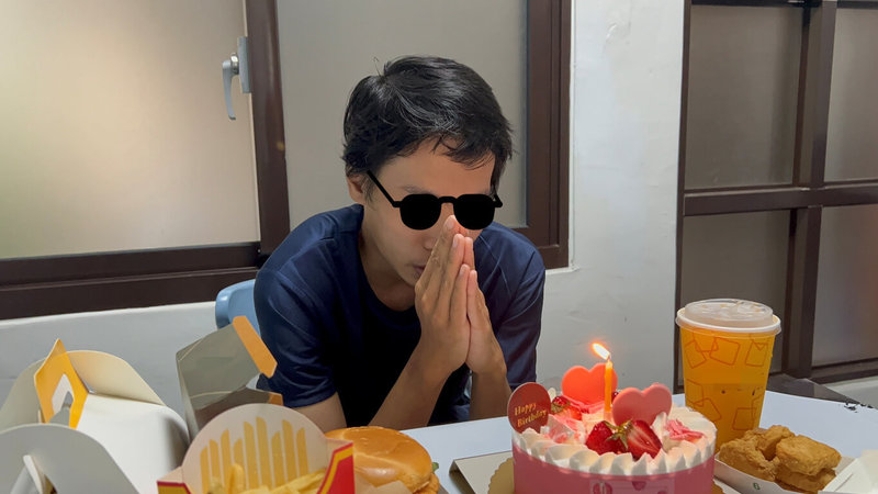 台中市21歲青年被發現沒有戶籍,沒有就學,社會局18日表示,青年17日在安置處所開心過生日,社工特別準備青年喜歡的速食套餐及草莓鮮奶油蛋糕。(台中市社會局提供)中央社記者郝雪卿傳真 114年6月18日