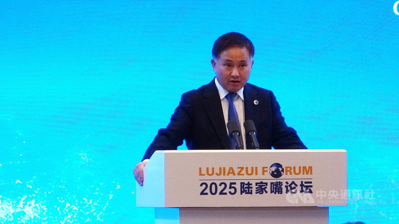 2025陸家嘴論壇於18日、19日在上海浦東香格里拉大酒店舉行,中國人民銀行(央行)行長潘功勝進行開幕致詞與主旨演講,宣布將在上海實施8項政策措施。中央社記者李雅雯上海攝 114年6月18日