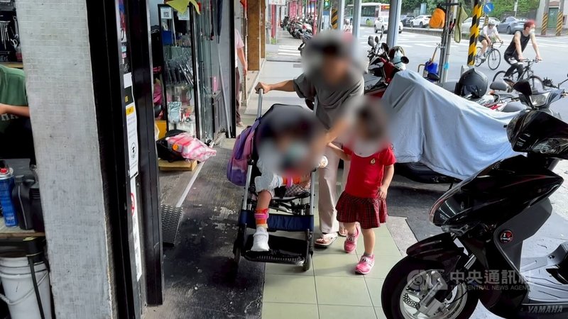 印尼失聯移工尤莉的女兒莫札,目前8歲,坐輪椅。她5年前在「關愛之家」的幫助下,成功接受腦癌手術。她的故事反映許多失聯移工及其在台子女未能加入健保而面臨的困境。圖攝於2025年5月1日。中央社記者易繼中攝 114年6月16日