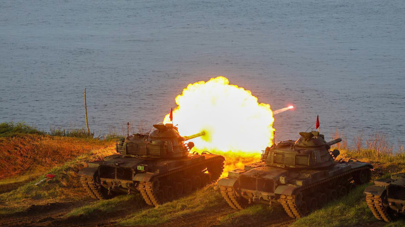 陸軍澎湖防衛指揮部「鎮疆操演」實彈射擊18日在馬公五德火砲射擊場登場,各式火砲砲聲隆隆,場面震撼,訓練官兵以定期實彈射擊操演,驗證平時訓練成果,讓百姓安心。(澎湖防衛指揮部提供)中央社 114年6月18日