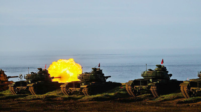 陸軍澎湖防衛指揮部18日在馬公五德火砲射擊場舉行「鎮疆操演」實彈射擊,動用M60A3戰車、105榴砲、120迫砲等火砲射擊,場面震撼,驗證官兵平時訓練成果,為守護澎湖奠定堅實基礎。(澎湖防衛指揮部提供)中央社 114年6月18日