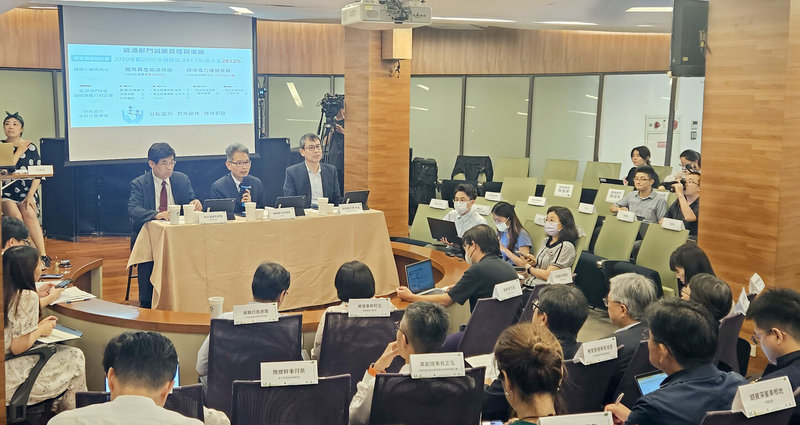 經濟部近日召開離岸風電、太陽光電社會溝通會議,聚焦討論風電、光電設施的環境影響監測、農漁活動相容性、案場審查機制等,透過常態性社會溝通協作機制,持續與民間溝通協作可行方案,以兼顧綠能開發與環境保護。(經濟部提供)中央社記者劉千綾傳真 114年6月18日