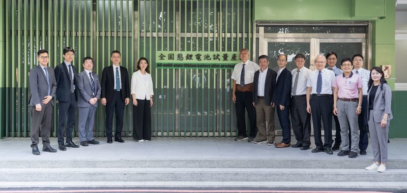 台塑新智能與明志科大綠能電池研究中心合作啟用全固態鋰電池試量產線,台塑新智能董事長王瑞瑜(左5)表示,台塑新智能持續深化研發、製程技術整合,為接軌全固態電池市場做最佳準備。(台塑新智能提供)中央社記者曾仁凱傳真 114年6月18日