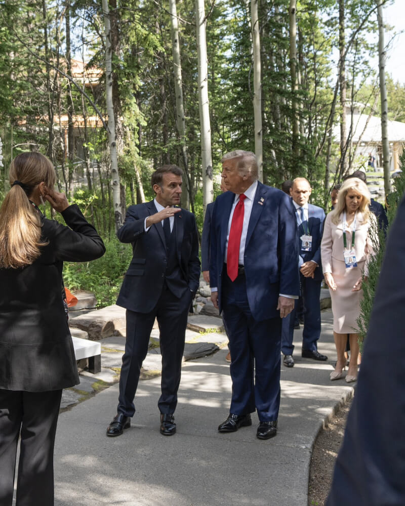 法國總統馬克宏(左2)與美國總統川普(右3)在G7峰會會面。(圖取自x.com/EmmanuelMacron)