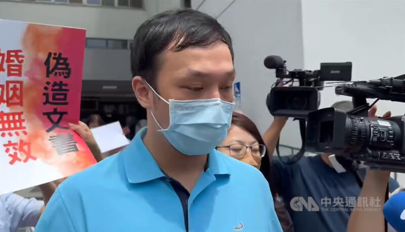 台中賴姓男高三生案一審宣判,圖為與賴男登記結婚的夏男(前中)。(中央社檔案照片)